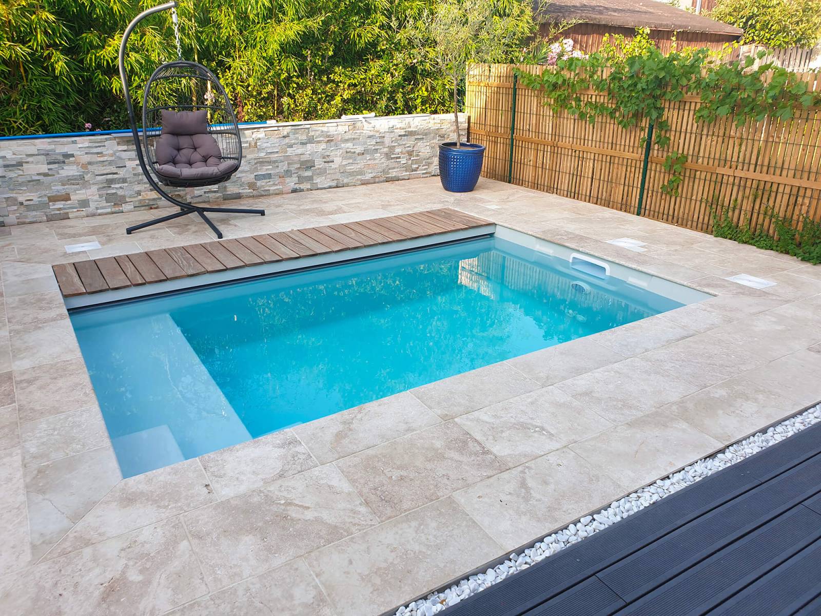 FETUNA : Mini piscine avec un escalier d'angle et une banquette avec volet immergé