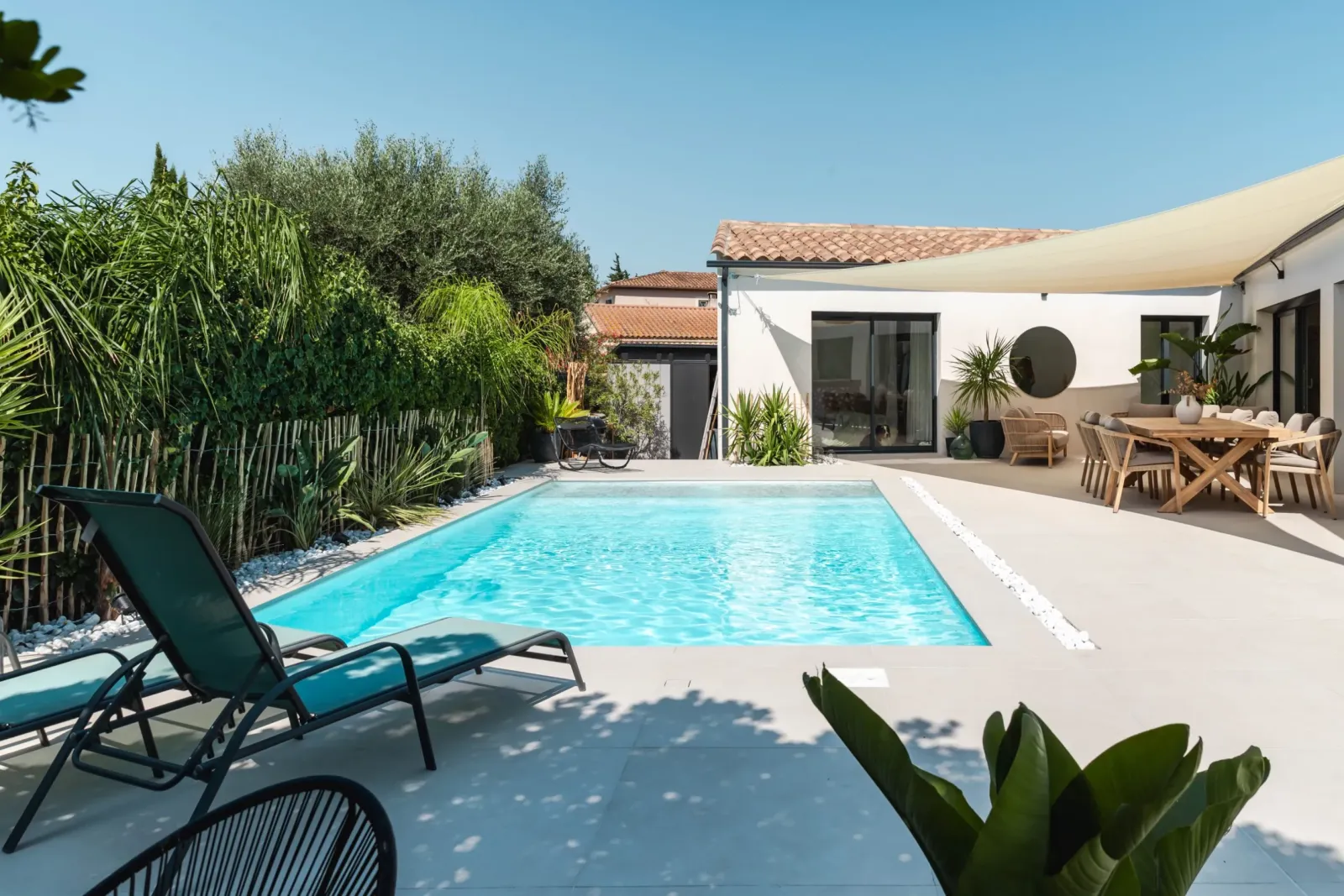 Installation d'une piscine coque modèle AKOYA 7 avec volet immergé à Aigues-Vives à coté de Gallargues-le-montueux , la sécurité et l'esthétisme assurée.