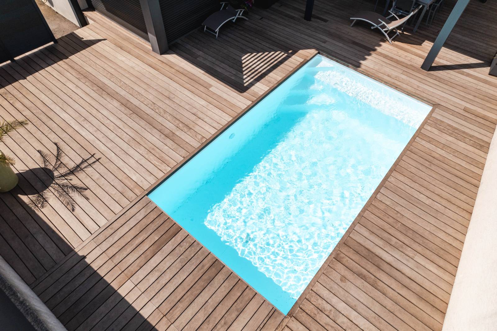 Pose d'une piscine traditionnelle à saint Jean de Vedas à coté de Montpellier avec couverture automatique immergée.