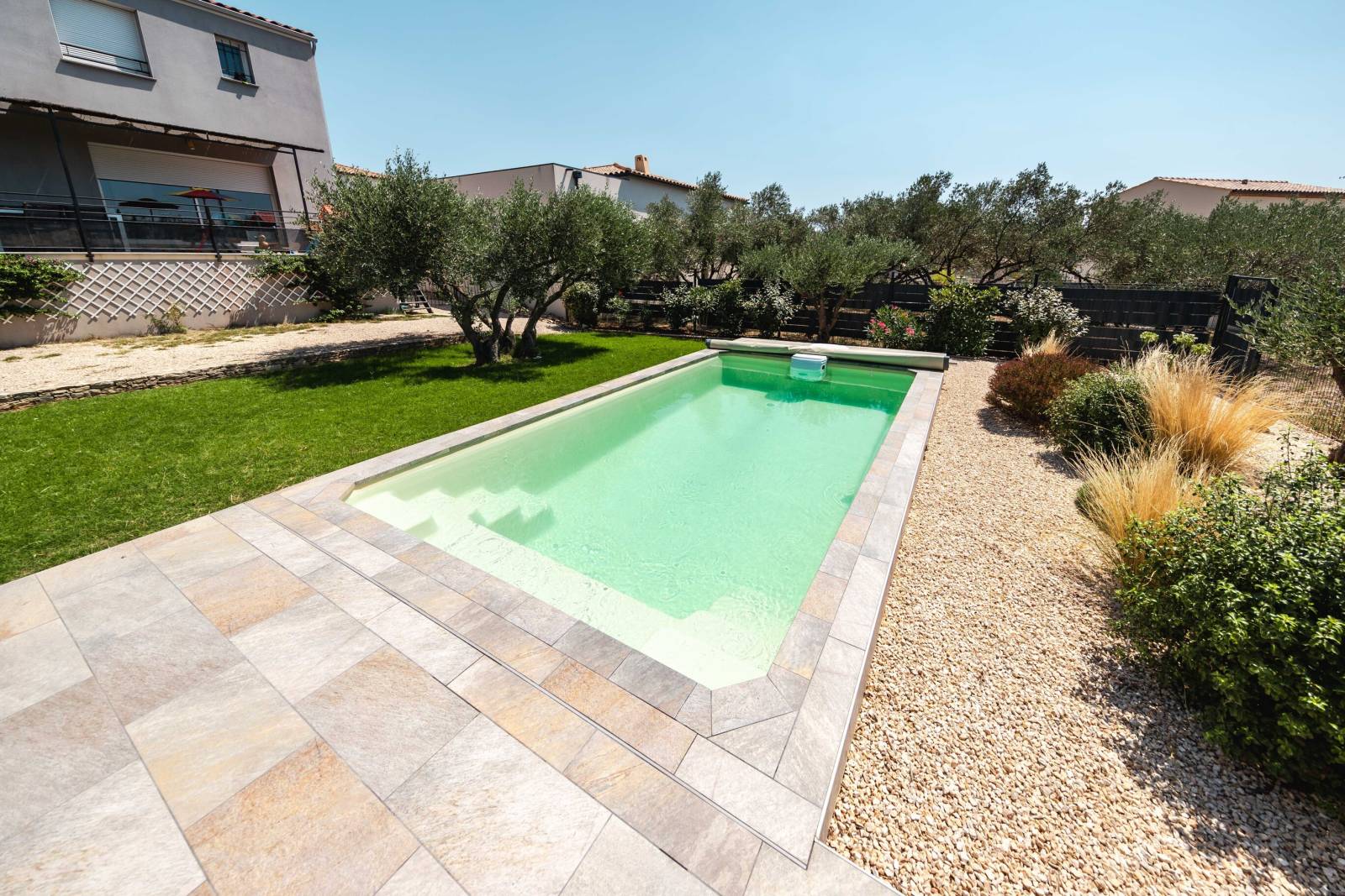 Livraison et Installation d'une piscine coque à Cabrières à coté de Poulx, modèle AXÉO avec Bloc Filtrant de couleur beige.