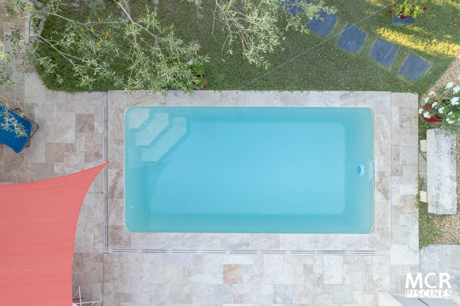 MAJORQUE : Piscine coque polyester de petite taille et de forme rectangulaire avec un escalier d'angle