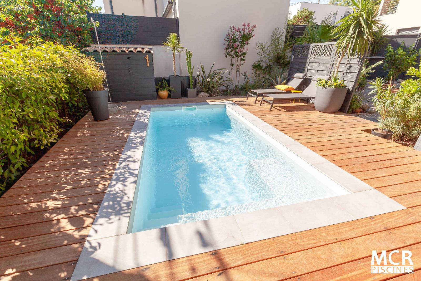 Pose d'une mini piscine coque polyester modèle WALLIS à Nîmes dans le Gard, moins de 10 M2