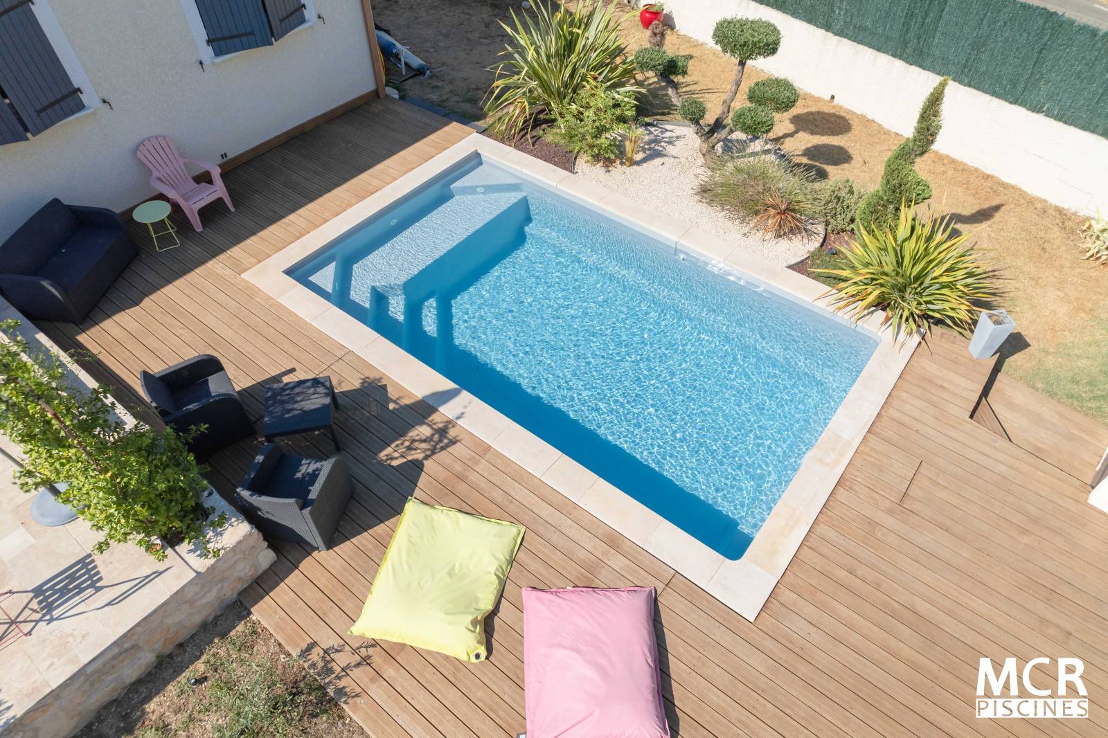 MANURÉVA : Piscine coque polyester avec une banquette et un escalier d'angle