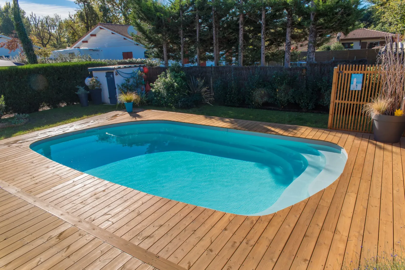 NOUMÉA : Piscine coque polyester avec escalier sur toute la largeur et un fond incliné