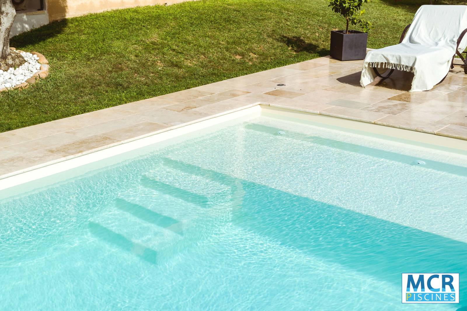 NOUMÉA : Piscine coque polyester avec une grande plage et un escalier d'angle