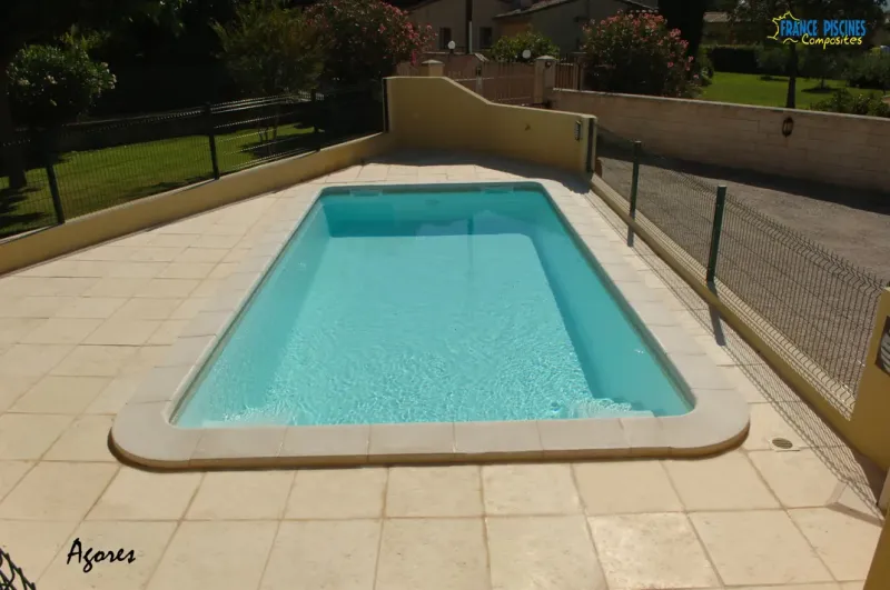 AÇORES : Piscine coque polyester de deux escaliers et une banquette