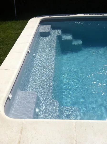 AÇORES : Piscine coque polyester de deux escaliers et une banquette