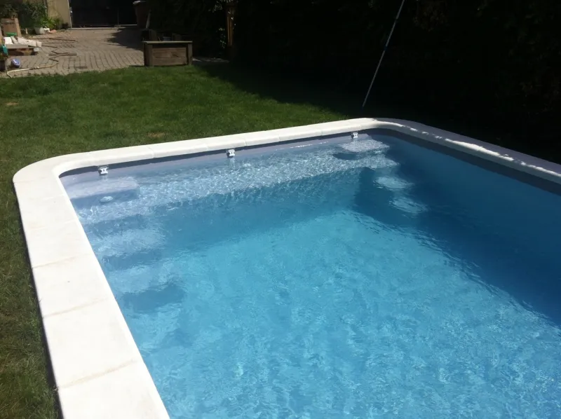 AÇORES : Piscine coque polyester de deux escaliers et une banquette