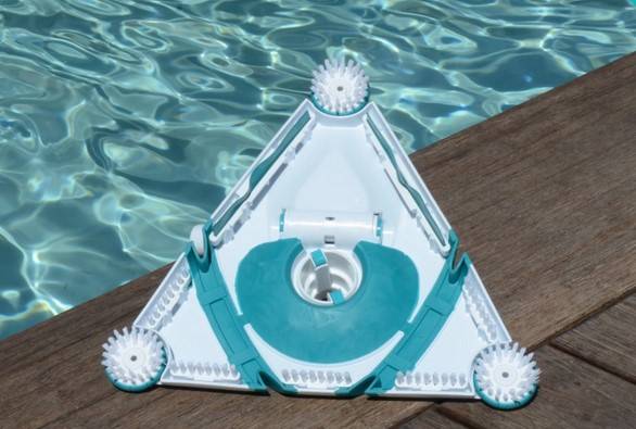 Balai triangulaire flexible pour piscine de marque BAYROL