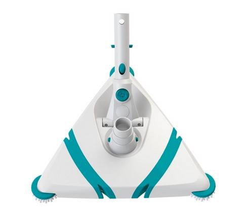 Balai triangulaire flexible pour un nettoyage en profondeur des piscines