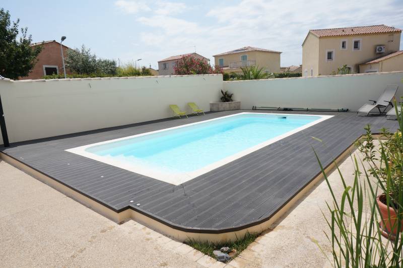 DÉCLIC 700 FT : Piscine coque polyester avec escalier roman et banquette