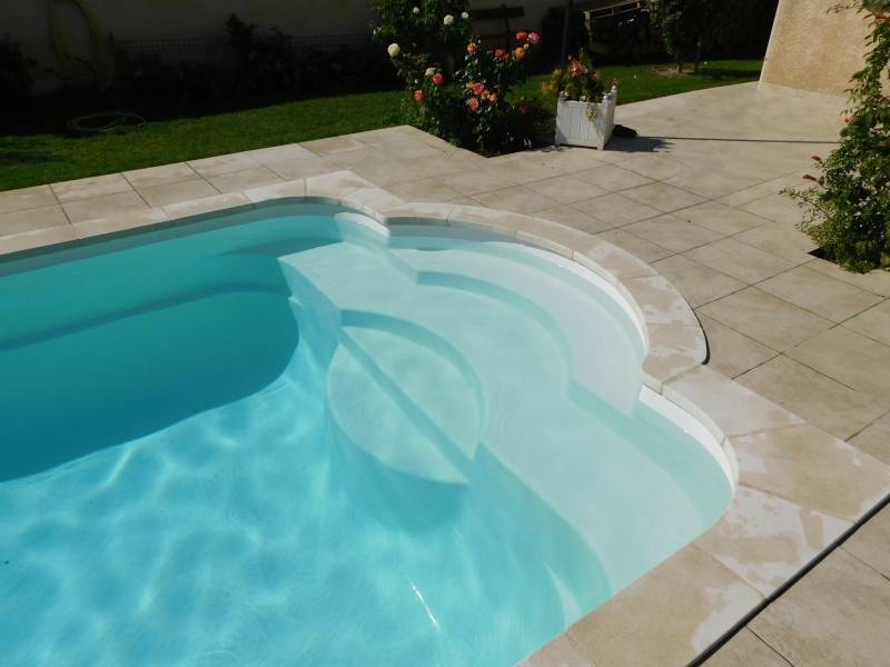 DÉCLIC 730 BF : Piscine coque polyester avec escalier roman et banquette