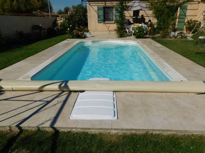 DÉCLIC 730 BF : Piscine coque polyester avec escalier roman et banquette