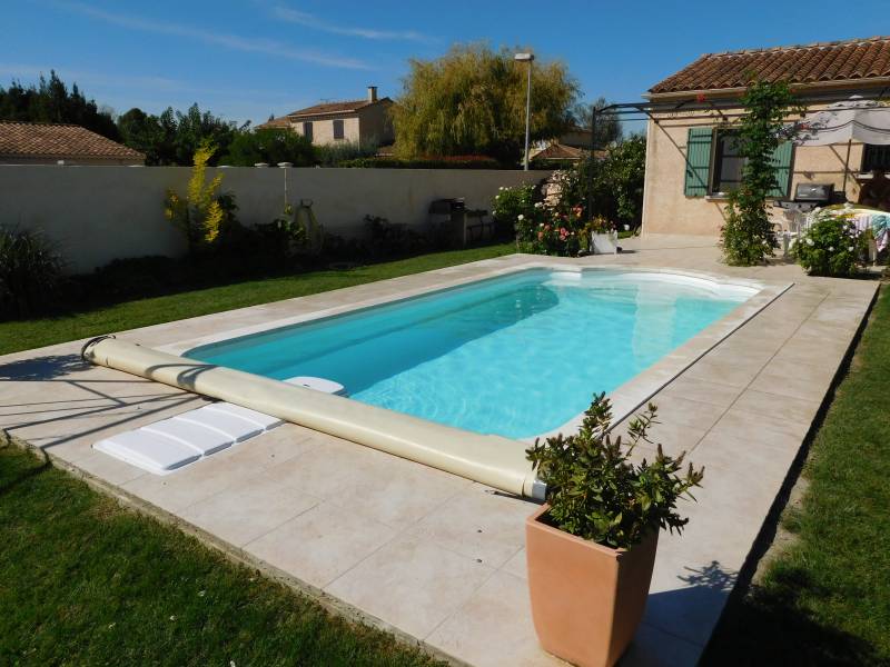 DÉCLIC 730 BF : Piscine coque polyester avec escalier roman et banquette