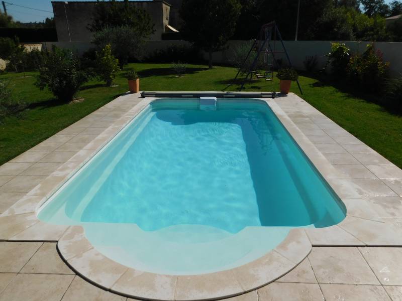 DÉCLIC 730 BF : Piscine coque polyester avec escalier roman et banquette