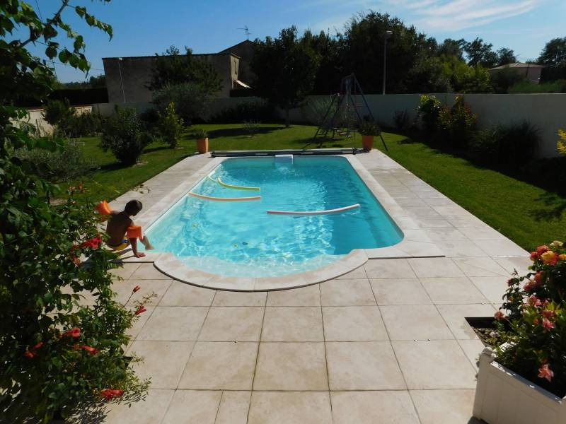 DÉCLIC 730 BF : Piscine coque polyester avec escalier roman et banquette