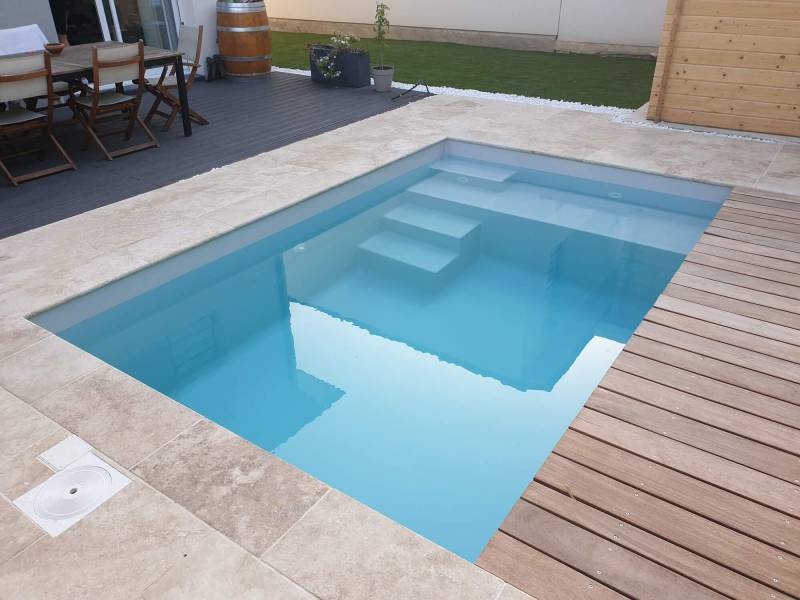 FETUNA : Mini piscine avec un escalier d'angle et une banquette avec volet immergé