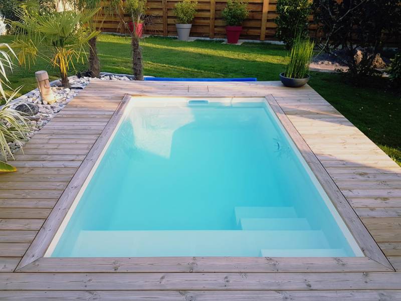 FIDJI : Mini piscine coque polyester avec banquette et un escalier d'angle