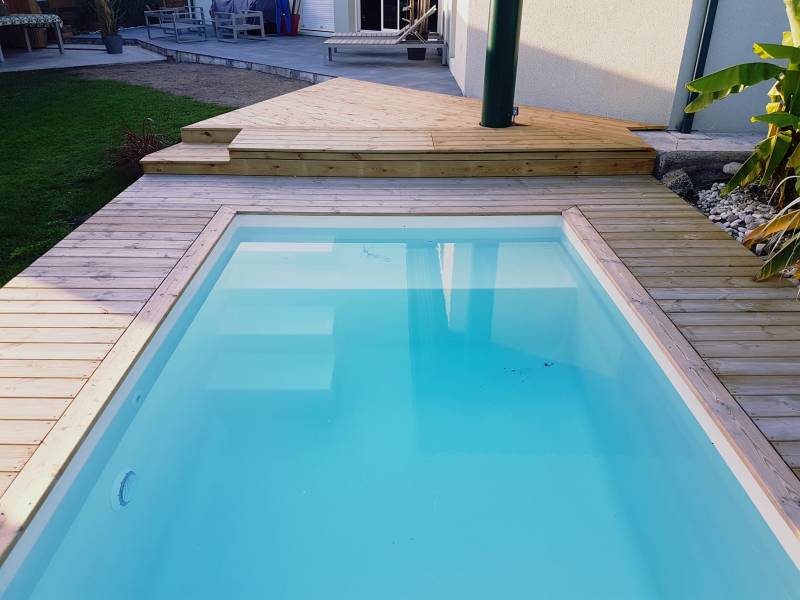 FIDJI : Mini piscine coque polyester avec banquette et un escalier d'angle