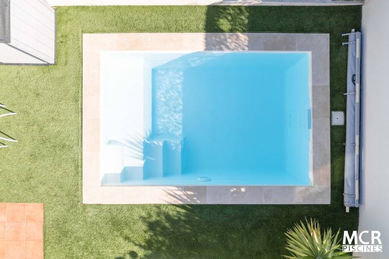 FIDJI : Mini piscine coque polyester avec banquette et un escalier d'angle