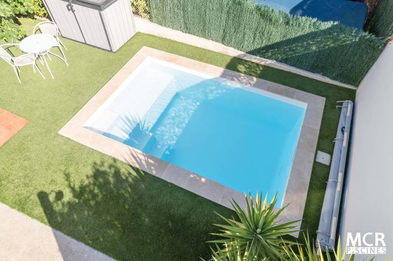 FIDJI : Mini piscine coque polyester avec banquette et un escalier d'angle