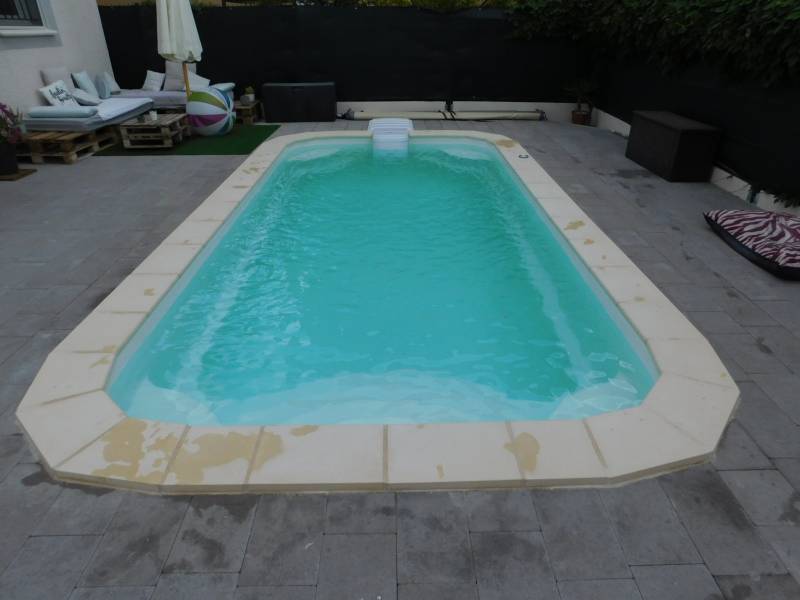 DÉCLIC R600 BF : Piscine coque polyester avec bloc filtrant compact, un escalier et une banquette