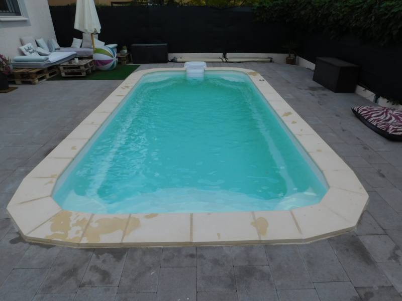 DÉCLIC R600 BF : Piscine coque polyester avec bloc filtrant compact, un escalier et une banquette