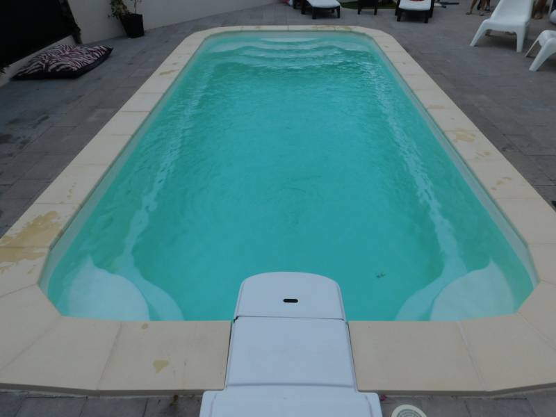 DÉCLIC R600 BF : Piscine coque polyester avec bloc filtrant compact, un escalier et une banquette