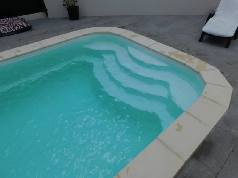 DÉCLIC R600 BF : Piscine coque polyester avec bloc filtrant compact, un escalier et une banquette