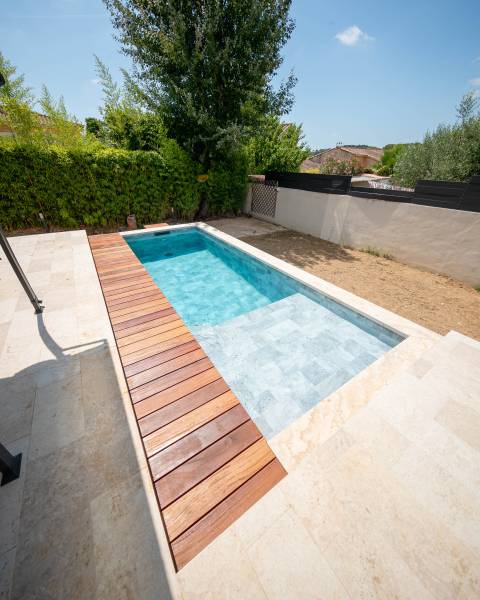 Piscine traditionnelle en PVC Armé imitation pierre de Bali avec une très grande plage