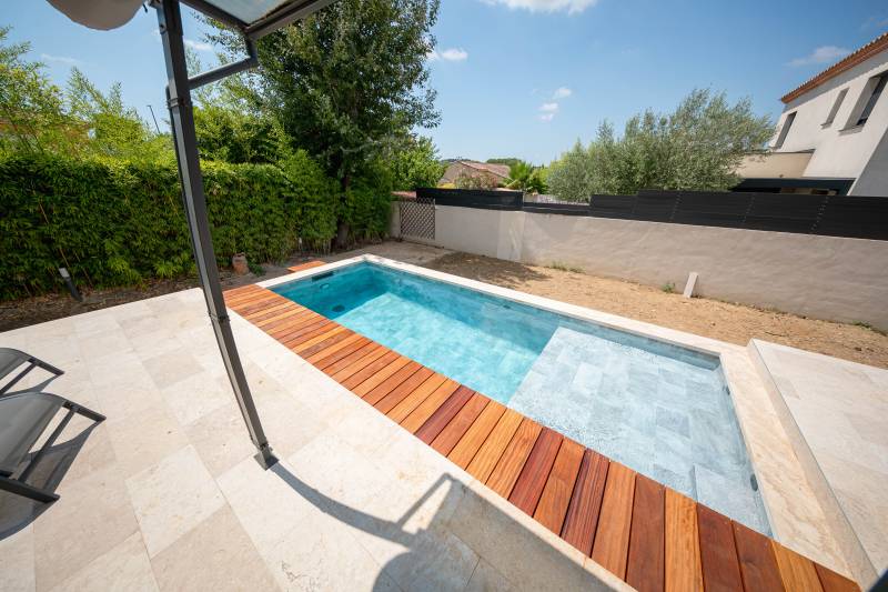 Piscine traditionnelle en PVC Armé imitation pierre de Bali avec une très grande plage