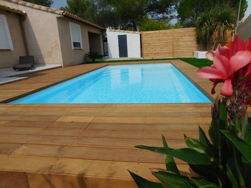 MAÉVA : Piscine coque polyester avec escalier d'angle et large plage