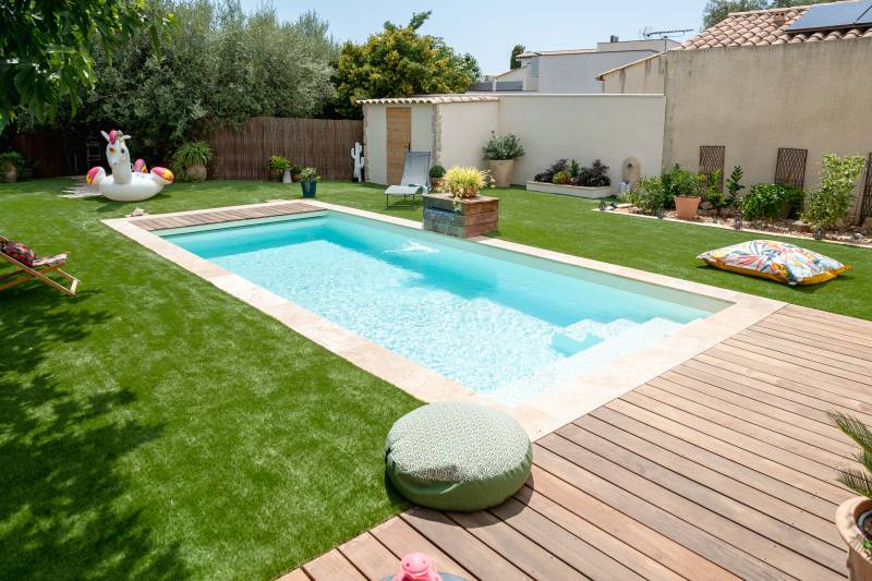 MATAIVA : Piscine coque polyester avec volet intégré, un escalier d'angle et une large plage