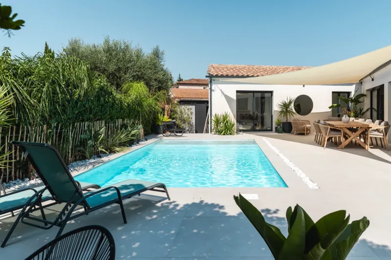 Installation d'une piscine coque modèle AKOYA 7 avec volet immergé à Aigues-Vives à coté de Gallargues-le-montueux , la sécurité et l'esthétisme assurée.