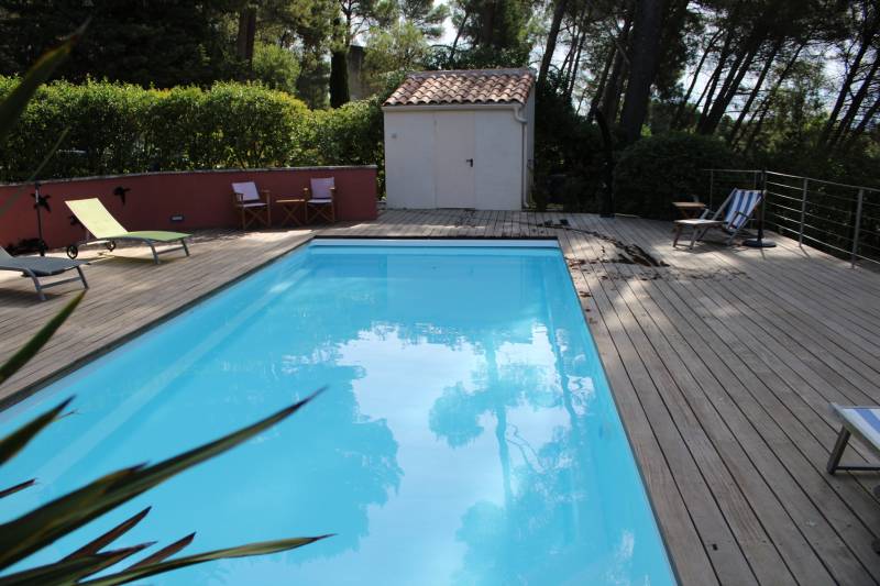 Pose d'une piscine coque polyester modèle MATAURA à Saint Rémy de Provence près de Tarascon avec couverture automatique immergée.