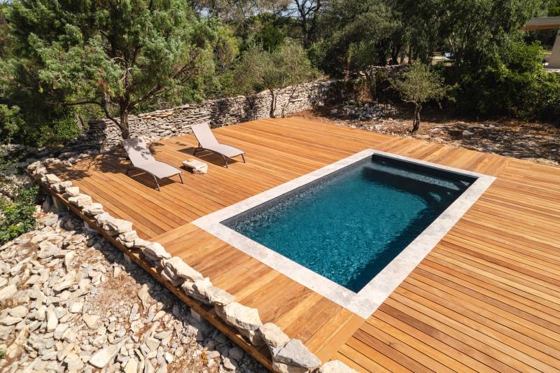 AVANT / APRÈS Réalisation d'une piscine traditionnelle en panneaux Cofreco à Nîmes dans le Gard, margelles en travertin gris 5 cm bord rond.