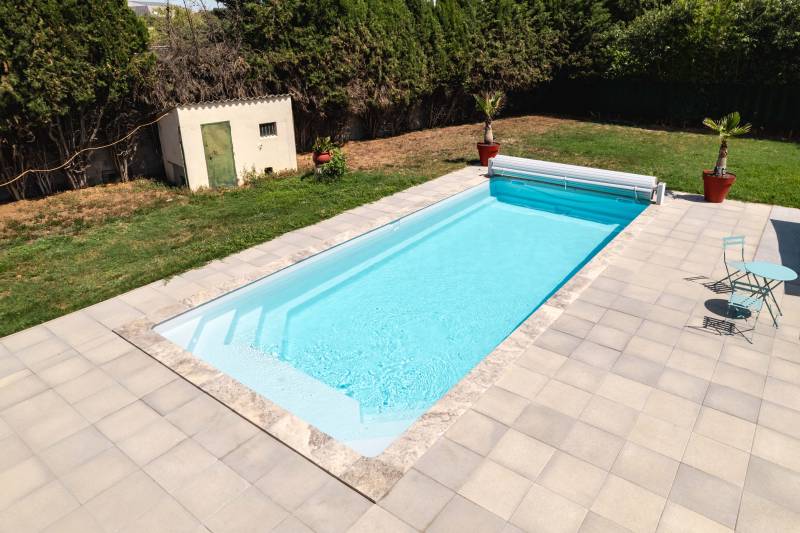 MANUA : Piscine coque polyester avec des escaliers d'angles et une large banquette