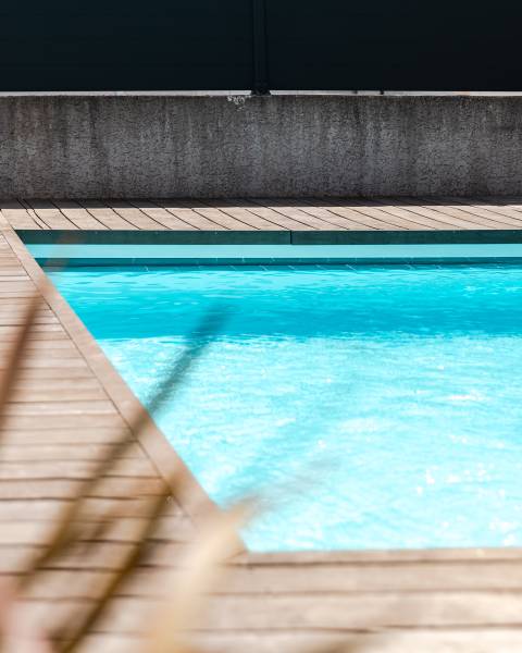 Piscine traditionnelle avec couverture automatique immergée.