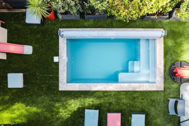 Réalisation et installation d'une piscine coque modèle ONOZ à Nîmes dans le Gard avec volet automatique hors sol.