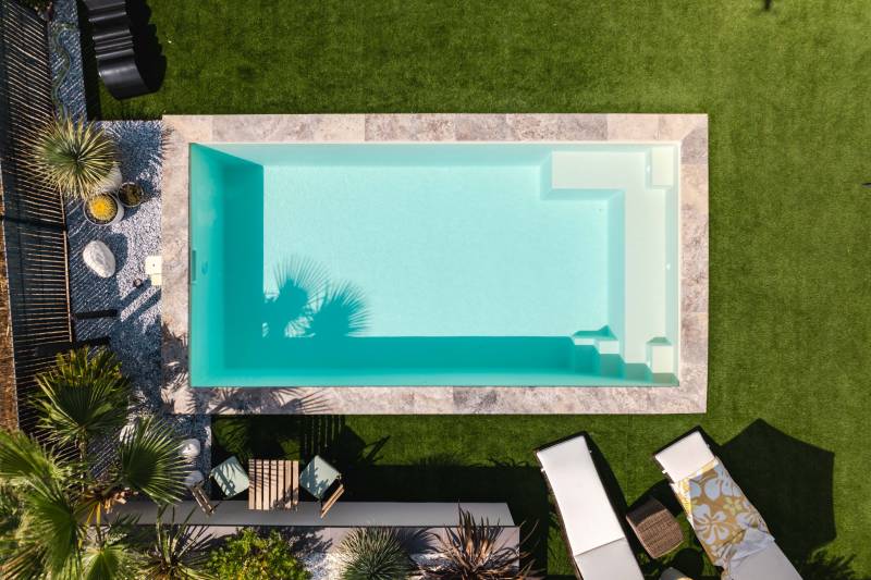 Livraison et installation d'une piscine coque modèle FUTUNA à St Hilaire d'Ozilhan à coté de Remoulins de couleur beige.