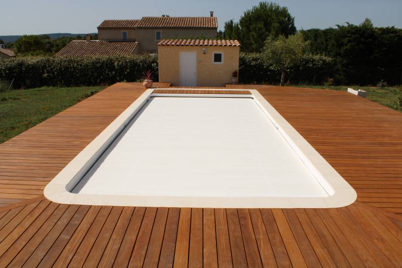 MANAÉ : Piscine coque polyester de forme rectangulaire avec couverture automatique intégrée