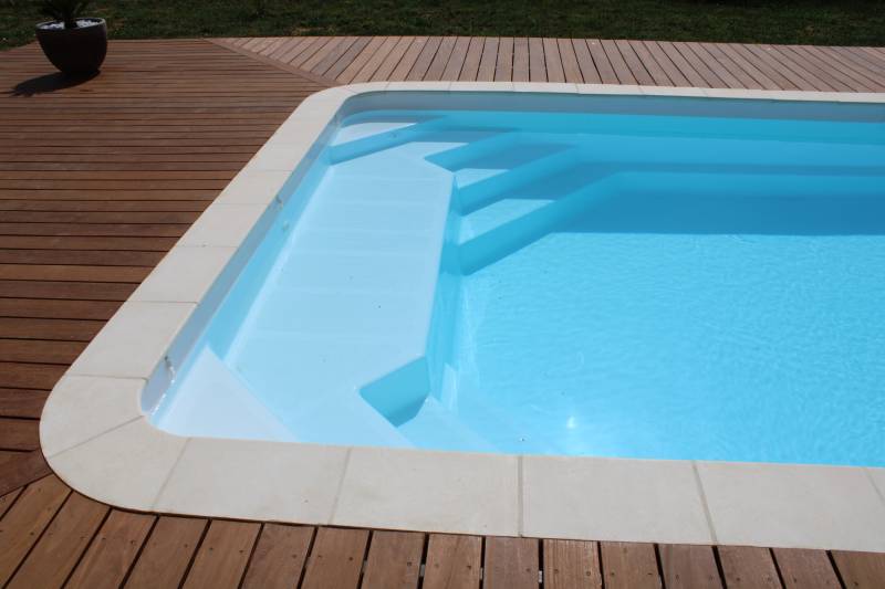 MANAÉ : Piscine coque polyester de forme rectangulaire avec couverture automatique intégrée