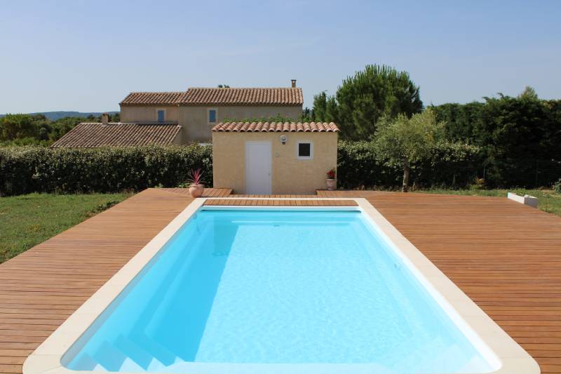 MANAÉ : Piscine coque polyester de forme rectangulaire avec couverture automatique intégrée