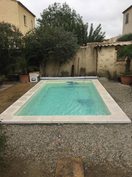 VÉNUS : Piscine coque polyester de forme rectangulaire avec deux escaliers d'angle arrondis