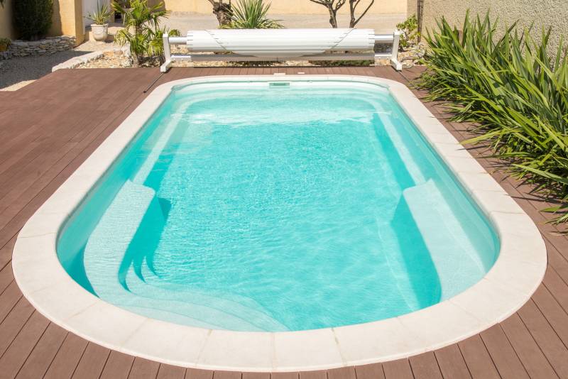 JAMAÏQUE : Piscine coque polyester avec banquettes et un large escalier