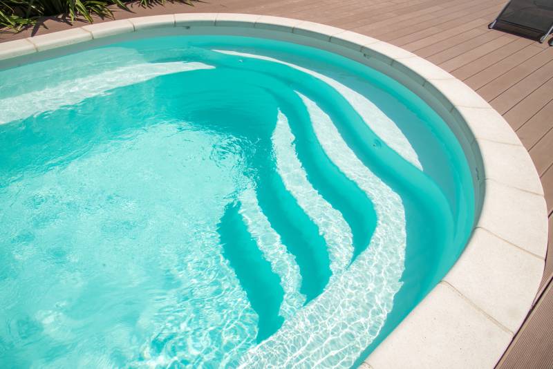 JAMAÏQUE : Piscine coque polyester avec banquettes et un large escalier