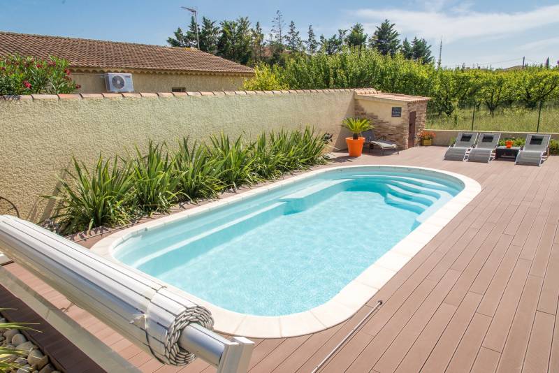 JAMAÏQUE : Piscine coque polyester avec banquettes et un large escalier