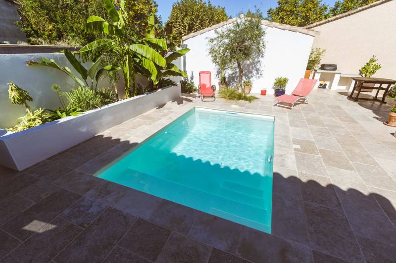 FIDJI : Mini piscine coque polyester avec banquette et un escalier d'angle