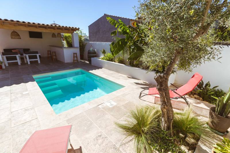 FIDJI : Mini piscine coque polyester avec banquette et un escalier d'angle