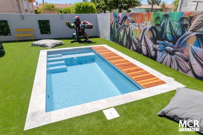 Installation d'une piscine coque à Manduel à coté de Bouillargues, modèle MAEA avec volet immergé..